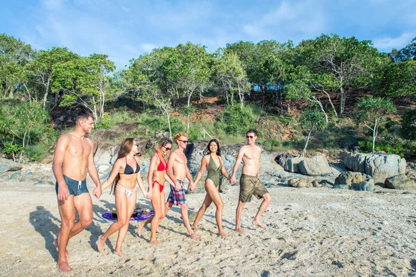 Grupo de amigos felices en una isla tropical — Foto de Stock