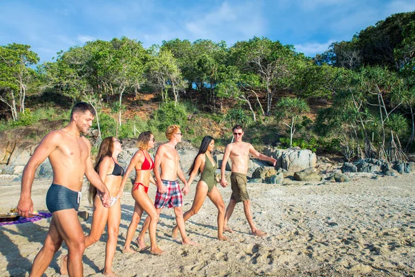 Tropikal bir adada mutlu arkadaş grubu