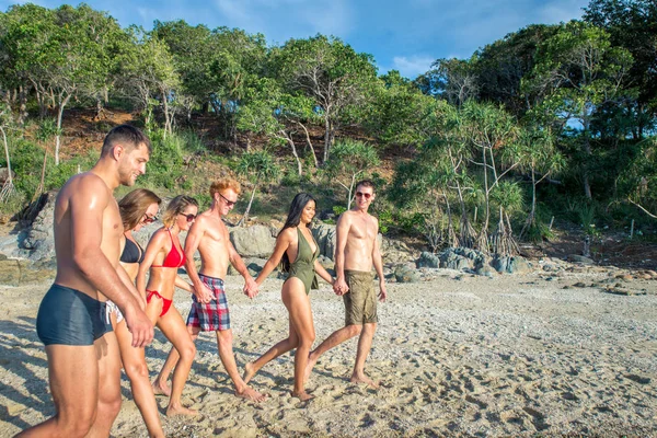 Tropikal bir adada mutlu arkadaş grubu