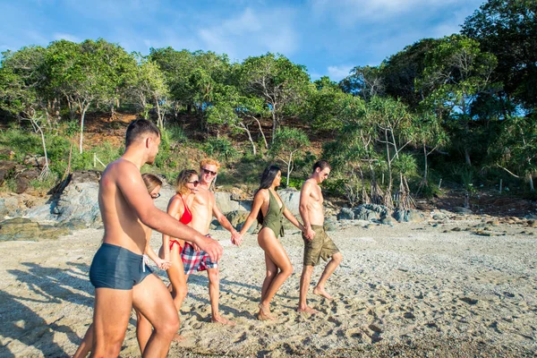 Tropikal bir adada mutlu arkadaş grubu — Stok fotoğraf
