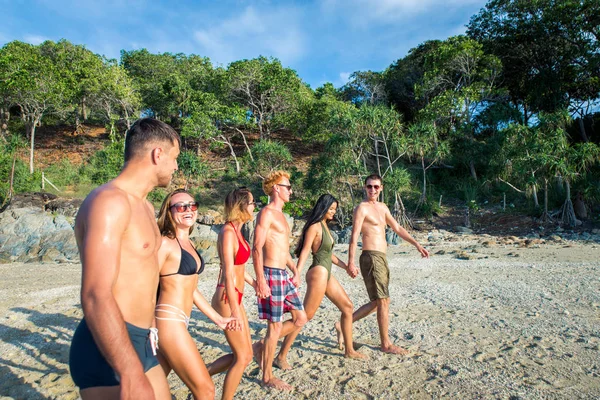 Grupa szczęśliwych przyjaciół na tropikalnej wyspie — Zdjęcie stockowe
