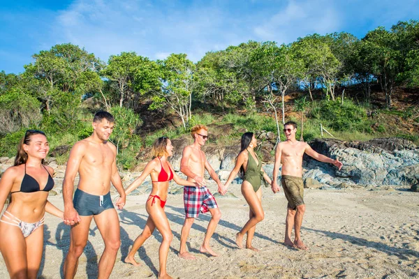 Grupo de amigos felizes em uma ilha tropical — Fotografia de Stock