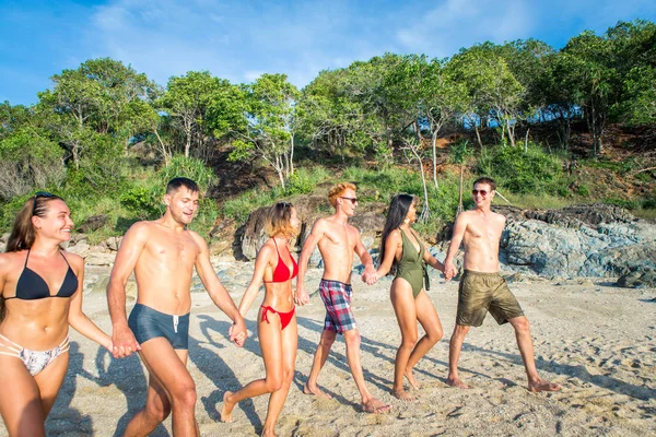 Tropikal bir adada mutlu arkadaş grubu