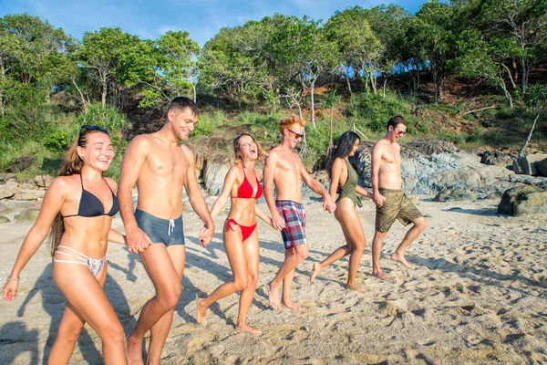 Tropikal bir adada mutlu arkadaş grubu