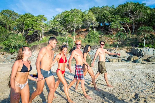 Skupina šťastných přátel na tropickém ostrově — Stock fotografie