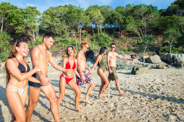 Grupo de amigos felizes em uma ilha tropical — Fotografia de Stock
