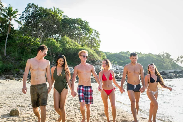 Gruppo di amici felici su un'isola tropicale — Foto Stock