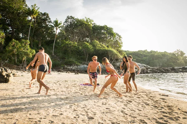 Groep van gelukkige vrienden op een tropisch eiland — Stockfoto