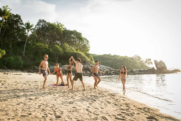 Group of happy friends on a tropical island — Stock Photo, Image