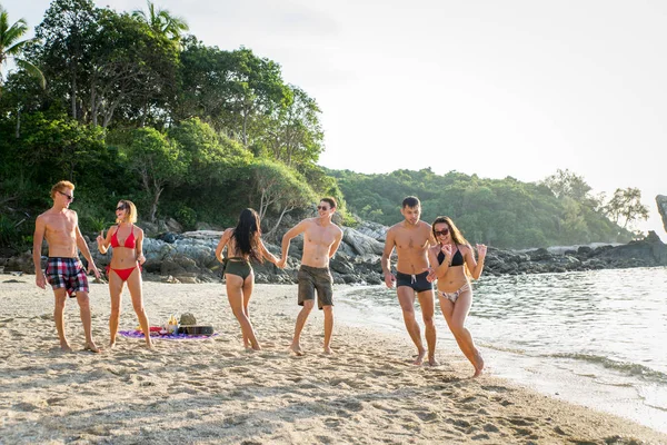 Grupo de amigos felizes em uma ilha tropical — Fotografia de Stock