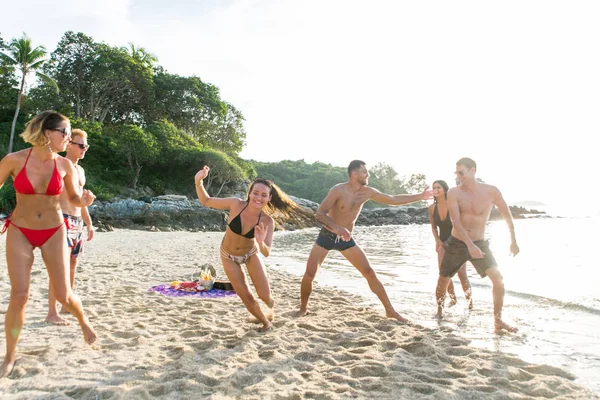 Groep van gelukkige vrienden op een tropisch eiland — Stockfoto