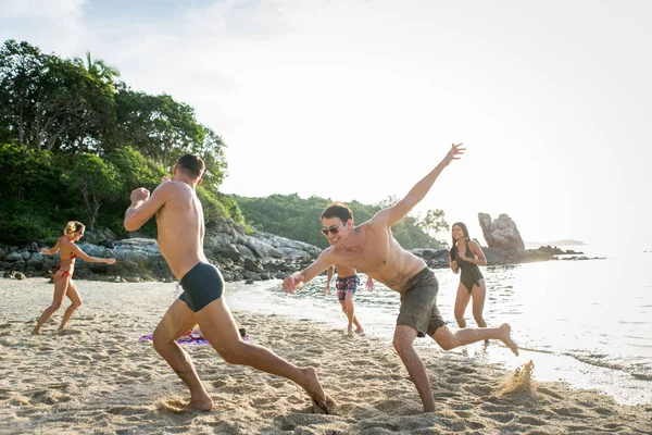 Group of happy friends on a tropical island — Stock Photo, Image