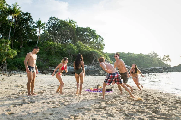 Groep van gelukkige vrienden op een tropisch eiland — Stockfoto