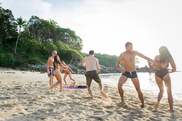 Grupo de amigos felizes em uma ilha tropical — Fotografia de Stock