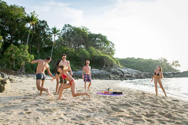 Grupp av lyckliga vänner på en tropisk ö — Stockfoto