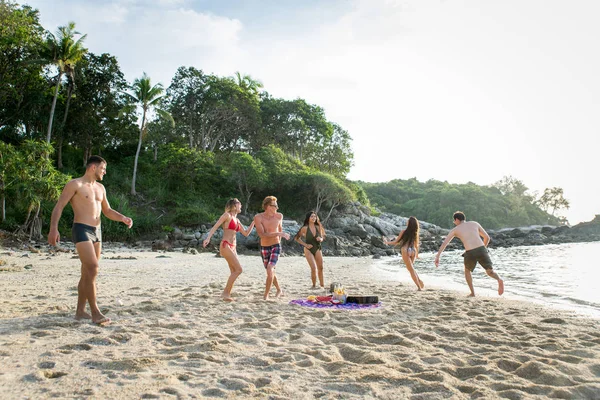 Group of happy friends on a tropical island — Stock Photo, Image