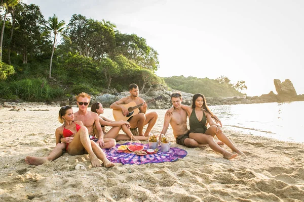 Группа счастливых друзей на тропическом острове — стоковое фото