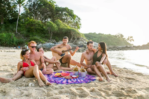 Grupo de amigos felizes em uma ilha tropical — Fotografia de Stock