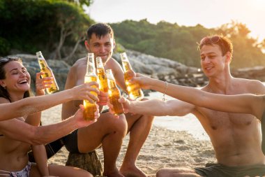 Tropikal bir adada mutlu arkadaş grubu