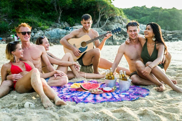 热带岛屿上的快乐朋友群 — 图库照片