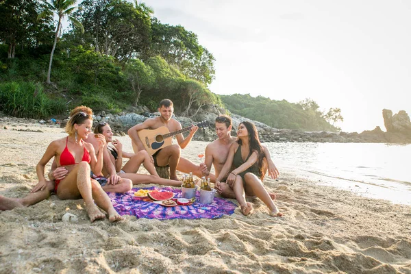 Gruppe glücklicher Freunde auf einer tropischen Insel — Stockfoto