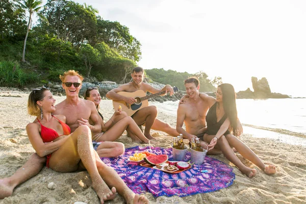 Grupo de amigos felices en una isla tropical —  Fotos de Stock