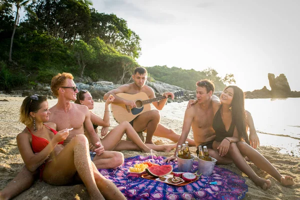 热带岛屿上的快乐朋友群 — 图库照片