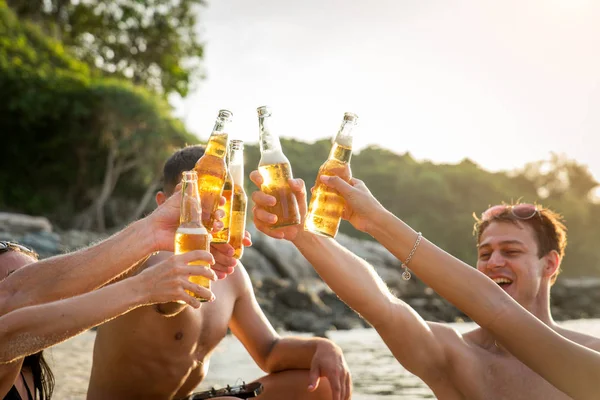 Grupo de amigos felizes em uma ilha tropical — Fotografia de Stock