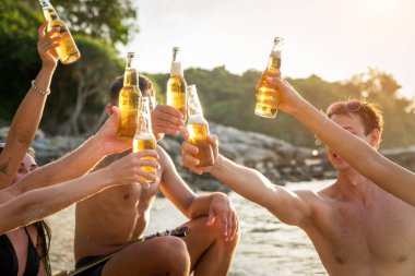 Tropikal bir adada mutlu arkadaş grubu