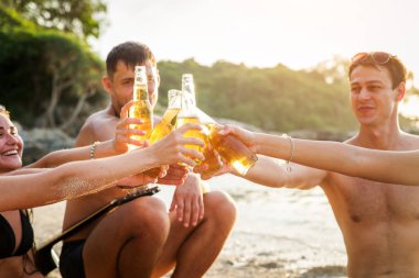 Tropikal bir adada mutlu arkadaş grubu