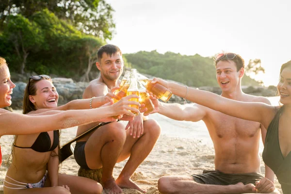 Grupo de amigos felizes em uma ilha tropical — Fotografia de Stock