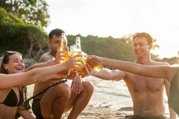 Grupo de amigos felizes em uma ilha tropical — Fotografia de Stock