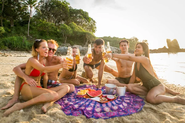 Grupa szczęśliwych przyjaciół na tropikalnej wyspie — Zdjęcie stockowe