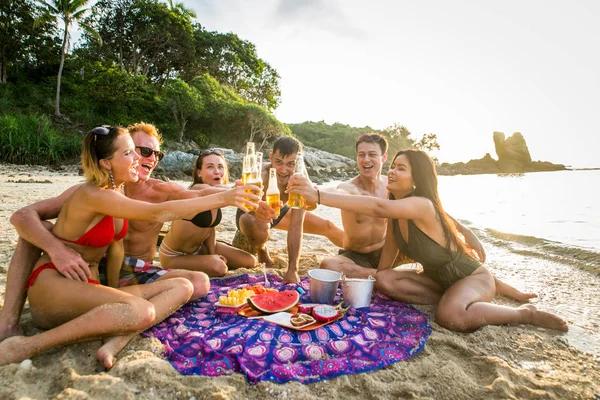 Grupo de amigos felizes em uma ilha tropical — Fotografia de Stock