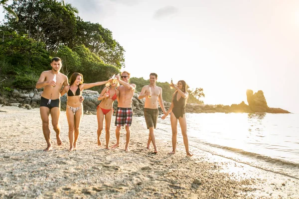 Tropikal bir adada mutlu arkadaş grubu — Stok fotoğraf