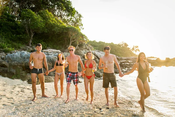 Grupo de amigos felizes em uma ilha tropical — Fotografia de Stock