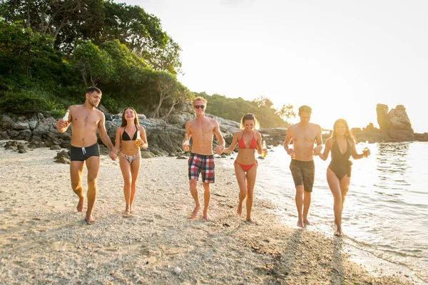 Grupo de amigos felizes em uma ilha tropical — Fotografia de Stock