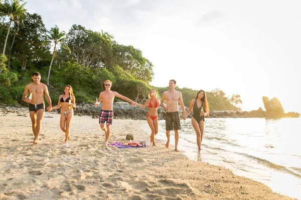 Grupo de amigos felizes em uma ilha tropical — Fotografia de Stock