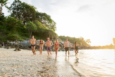 Tropikal bir adada mutlu arkadaş grubu