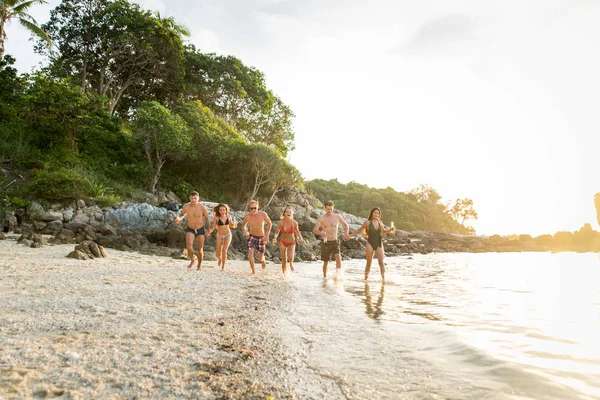 Csoport boldog barátai egy trópusi szigeten — Stock Fotó