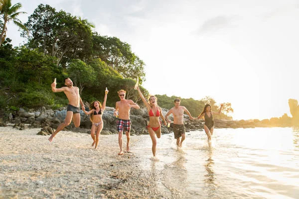 Groep van gelukkige vrienden op een tropisch eiland — Stockfoto