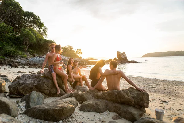 Groupe d'amis heureux sur une île tropicale — Photo