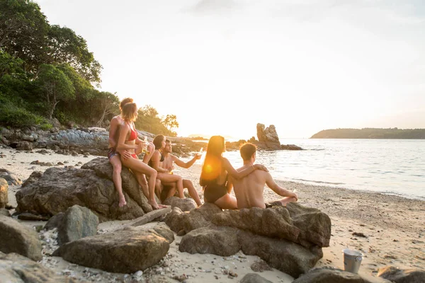 Groupe d'amis heureux sur une île tropicale — Photo