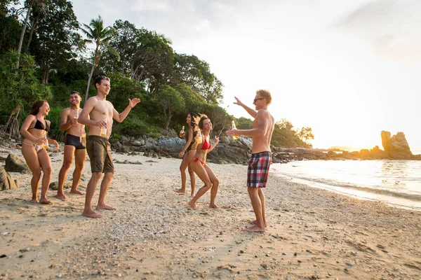 Grupo de amigos felizes em uma ilha tropical — Fotografia de Stock