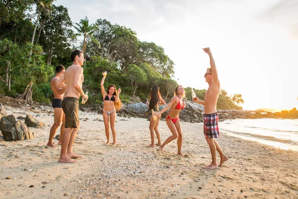 Grupo de amigos felizes em uma ilha tropical — Fotografia de Stock