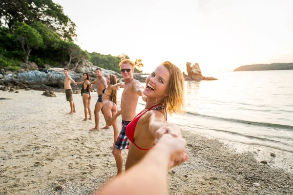 Gruppe glücklicher Freunde auf einer tropischen Insel — Stockfoto