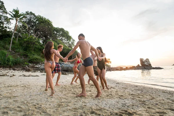 열대 섬에 행복한 친구의 그룹 — 스톡 사진
