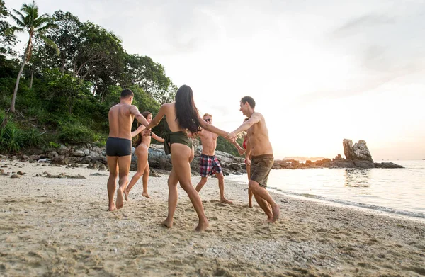 Grupo de amigos felices en una isla tropical — Foto de Stock