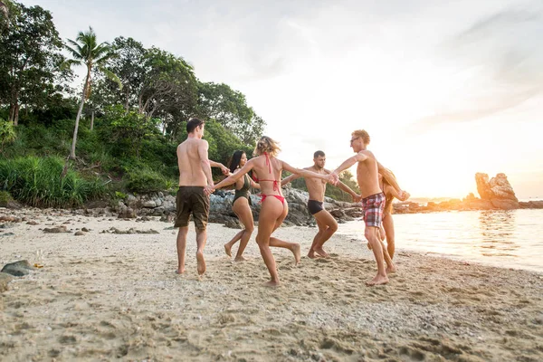 Groep van gelukkige vrienden op een tropisch eiland — Stockfoto