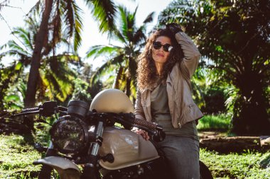 Bir kafe ' Racer motosiklet sürüş kadın Biker